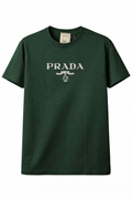 Camiseta Prada Verde Militar Premium – Estilo Urbano Sofisticado